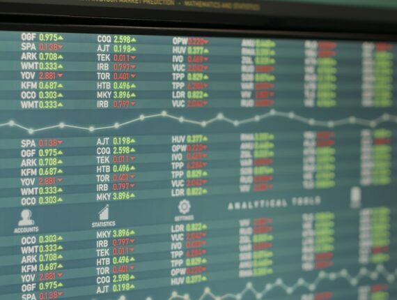 Prop Firm vs Hedge Fund—Which Actually Pays Traders More in 2025